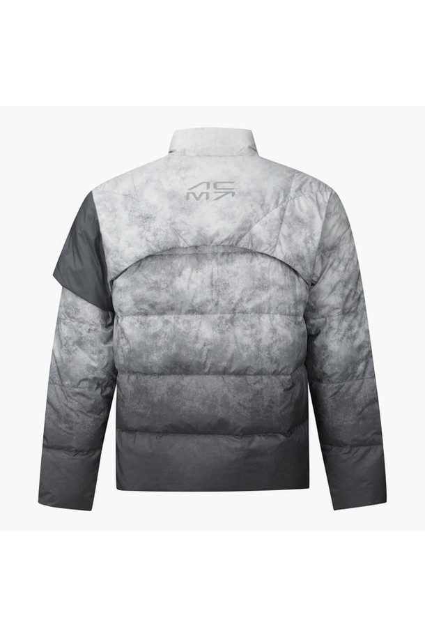 아크먼트(ACMT) 남성 스윙 다운 점퍼 DQ42MFDJO2는 겨울철 골프 라운딩을 위한 남성용 다운 점퍼입니다. 스포티한 스타일과 미니멀한 디자인이 돋보이며, BLKG, LGYG 두 가지 색상으로 출시되었습니다. 아크모션 패턴을 적용하여 스윙 퍼포먼스를 고려한 디자인이 특징이며, 경량 소재를 사용하여 활동성을 높였습니다. 넉넉한 두께감과 부드러운 촉감으로 편안한 착용감을 제공하며, 레귤러 핏에 집업 스타일로 간편하게 착용할 수 있습니다. 폴리에스터, 나일론, 폴리우레탄, 거위솜털, 거위깃털 등 고급 소재를 사용하여 보온성을 극대화했습니다.
