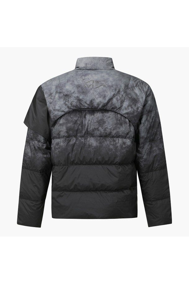 아크먼트(ACMT) 남성 스윙 다운 점퍼 DQ42MFDJO2는 남성 골프룩을 위한 스포티한 스타일의 다운 점퍼입니다. BLKG, LGYG 두 가지 색상으로 출시되었으며, 겨울철 보온에 최적화된 두꺼운 두께감의 레귤러핏 제품입니다. 폴리에스터, 나일론, 폴리우레탄, 거위솜털, 거위깃털 등 고급 소재를 사용하여 부드러운 촉감과 뛰어난 보온성을 제공합니다. 긴 소매와 집업 여밈 방식, 무지 디자인으로 미니멀하고 세련된 느낌을 선사하며, 가볍고 활동성을 높이는 아크모션 패턴이 적용되었습니다. 
