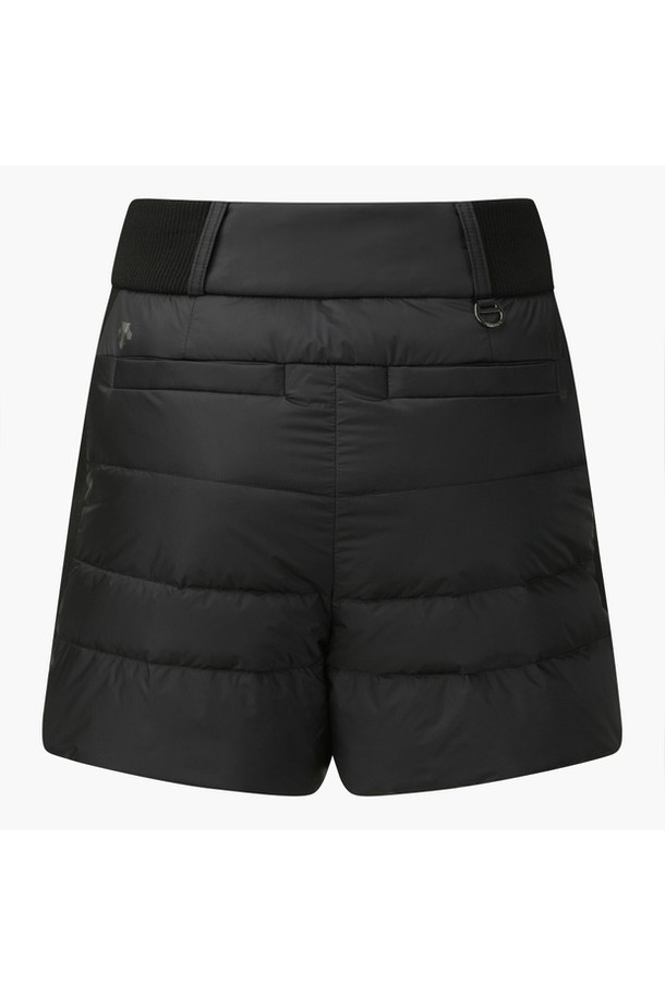 여성 다운 퀼팅 쇼츠 DQ42WFSPOA는 겨울철 라운딩과 일상에서 모두 활용 가능한 숏 팬츠입니다. 보온성이 뛰어난 구스다운 충전재와 울 니트 배색으로 디자인되어 따뜻함과 스타일을 동시에 만족시킵니다. 숏 기장에 퀼팅 패턴, 레귤러핏 디자인으로 스포티하면서도 미니멀한 매력을 더했습니다. 신축성을 더한 밴딩 허리, 사이드 포켓 디테일로 편안한 착용감과 실용성을 높였습니다. 블랙(BLKG)과 아이보리(IVYG) 두 가지 컬러로 출시되어 다양한 골프룩 연출에 활용할 수 있습니다.
