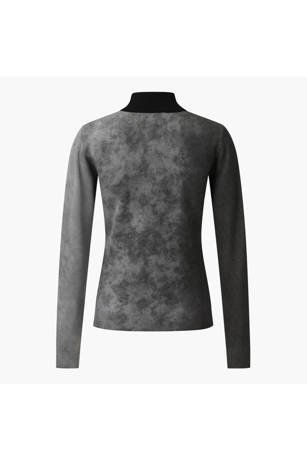 아크먼트(ACMT) 여성 그라데이션 프린트 풀오버 DQ41WFKPOD는 가을, 겨울 시즌 골프 및 일상에서 캐주얼하면서도 스포티한 스타일을 연출하는 여성용 풀오버입니다. 부드러운 촉감의 울 100% 소재로 제작되어 얇지만 가벼운 착용감을 선사하며, 라운드넥과 레귤러핏 디자인으로 편안하게 착용할 수 있습니다. 특히, 갤럭시 프린트 패턴의 그라데이션 컬러가 돋보이며, 긴 소매 기장으로 따뜻함과 스타일리시함을 동시에 잡았습니다. 골프룩으로 활용하기에 적합하며, 캐주얼한 무드로 다양한 코디에 활용할 수 있습니다.
