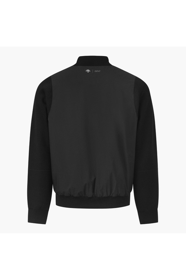 남성 하이브리드 패딩 점퍼 DQ31MFKO92는 겨울철 골프 및 일상 활동에 적합한 남성용 아우터입니다. 니트 조직감과 부드러운 촉감이 특징이며, 보온성과 신축성을 제공합니다. 하이브리드 코트 타입으로 디자인되었으며, 기능성 니트 등판과 집업 여밈 방식으로 편안함을 더했습니다. 레귤러핏과 긴 소매 기장으로 스포티하면서도 미니멀한 스타일을 연출합니다. 울, 폴리에스터, 나일론 등 다양한 소재를 사용하여 두꺼운 두께감과 안감을 갖춰 겨울철 추위에도 따뜻하게 착용할 수 있습니다.
