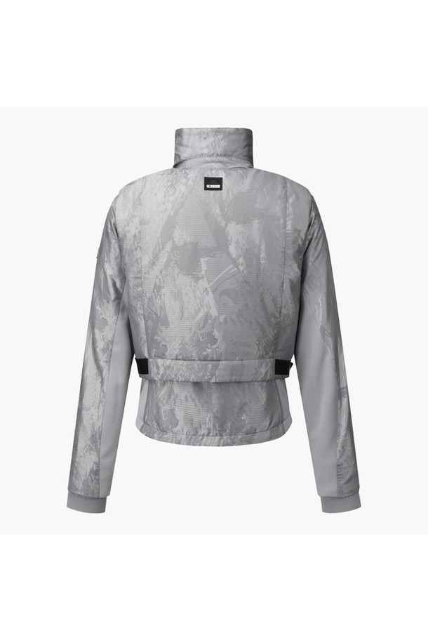 **아크먼트(ACMT) 여성 3IN1 패딩 점퍼 DQ41WFDJO3**

아크먼트(ACMT) 여성 3IN1 패딩 점퍼는 겨울철 골프 및 일상생활에서 스포티한 스타일을 연출할 수 있는 여성용 패딩 점퍼입니다. 자카드 패턴의 디자인과 레귤러핏으로 편안한 착용감을 제공하며, 두꺼운 두께감으로 보온성을 높였습니다. 프리마로프트 충전재와 발열 안감, 저지 소재를 활용하여 기능성을 더했으며, 집업 스타일로 간편하게 착용할 수 있습니다. 긴 소매 기장의 크롭 스타일 아우터로, 추운 날씨에도 따뜻하고 스타일리시하게 코디할 수 있습니다.
