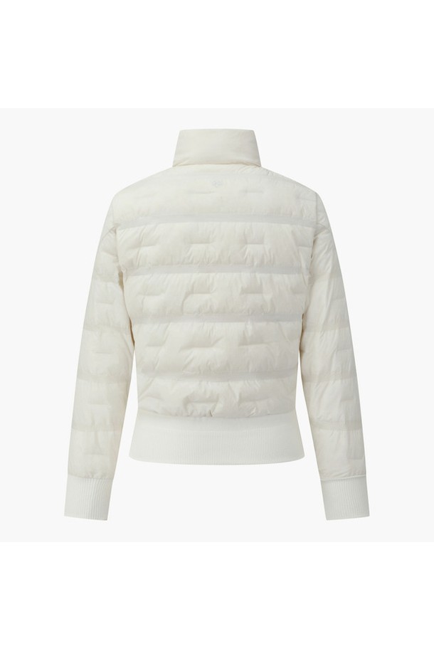 여성 스윙 튜브다운 점퍼 DQ42WFDJO4는 겨울 골프를 위한 스포티하고 미니멀한 스타일의 패딩 점퍼입니다. BLKG, IVYG 두 가지 색상으로 제공되며, 넉넉한 두께감과 부드러운 촉감이 특징입니다. 보온성과 경량성을 갖춘 안감 패딩 디자인으로, 추운 날씨에도 따뜻하고 편안한 라운딩을 즐길 수 있습니다. 레귤러핏에 집업 여밈 방식으로 활동성을 높였으며, 긴 소매 기장으로 보온성을 더했습니다. 무지 패턴의 깔끔한 디자인으로 다양한 골프룩에 활용하기 좋습니다.
