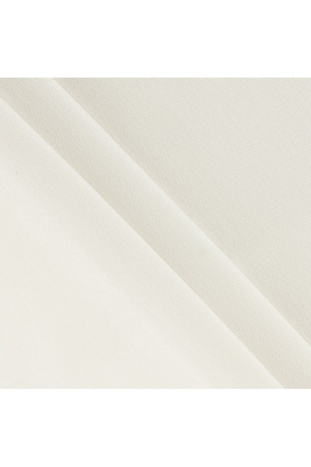 여성 푸퍼 셋업 스커트 아이보리 MQ422PSKO1은 겨울철 스포티하고 캐주얼한 스타일을 연출하기 좋은 미니스커트입니다. 부드러운 촉감의 폴리에스터, 나일론, 오리솜털, 오리깃털 혼방 소재로 제작되어 따뜻하고 편안한 착용감을 선사합니다. 밴딩 처리와 포켓 디테일이 실용성을 더하며, A라인 핏으로 다리가 더욱 길어 보이는 효과를 줍니다. 아이보리 및 라이트 핑크 두 가지 색상으로 출시되어 다양한 골프룩 및 일상룩에 활용하기 좋습니다. 두꺼운 두께감의 패딩 안감으로 추운 날씨에도 따뜻하게 입을 수 있습니다.
