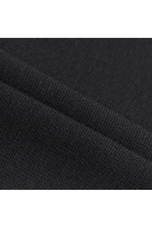 여성 융기모 이너 티셔츠 MQ422LTLN2는 추운 겨울철 골프 라운딩과 일상에서 모두 활용하기 좋은 여성용 이너 티셔츠입니다. 부드러운 촉감의 융기모 안감으로 뛰어난 보온성을 제공하며, 신축성 있는 소재를 사용하여 편안한 착용감을 선사합니다. 베이직한 디자인에 하프넥 스타일로, 스포티하면서도 미니멀한 스타일을 연출합니다. 블랙 컬러의 무지 디자인으로 어떤 옷에도 쉽게 매치할 수 있으며, 레귤러핏과 긴 소매 기장으로 활동성을 높였습니다.
