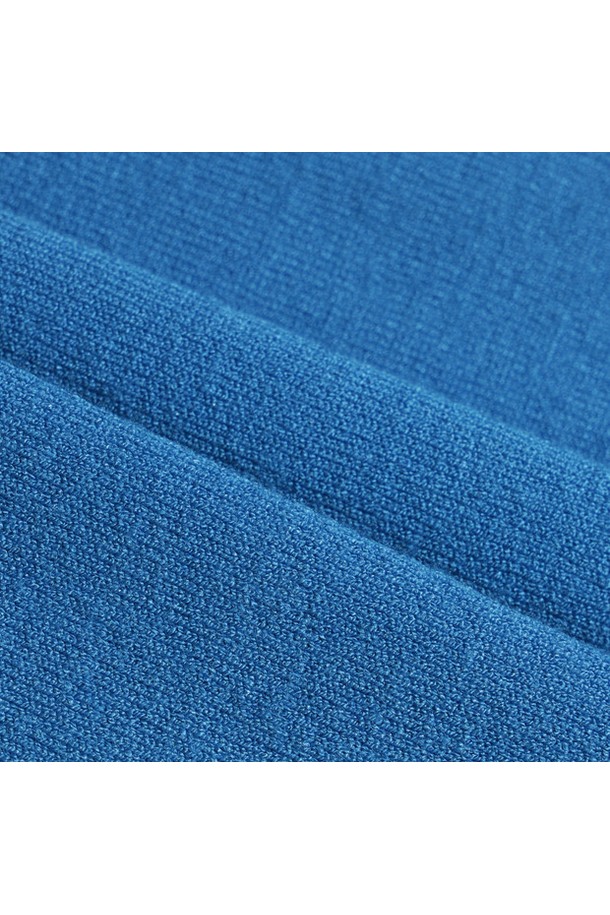 남성 에센셜 방풍 스웨터 _BLUE GQ421MKPO9는 활동적인 남성을 위한 스포티하고 베이직한 스타일의 스웨터입니다. 레이온, 폴리에스터, 나일론 혼방 소재로 제작되어 부드러운 촉감을 제공하며, 봄, 가을 간절기에 착용하기 좋습니다. 라운드넥에 레귤러핏으로 편안하게 착용 가능하며, 안감이 있어 방풍 기능을 더해줍니다. 골프웨어로도 활용할 수 있어, 일상과 스포츠 활동 모두에 적합합니다. 블루 및 미디엄 그레이 컬러 옵션으로 제공됩니다.
