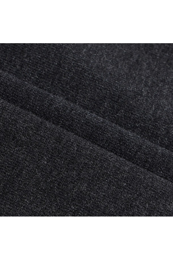 남성 에센셜 방풍 스웨터 MGRY GQ421MKPO9는 봄, 가을 시즌에 골프 및 일상에서 활용하기 좋은 남성용 스웨터입니다. 레이온, 폴리에스터, 나일론 혼방의 부드러운 촉감과 중간 두께감으로 편안한 착용감을 제공합니다. 레귤러핏 디자인과 무지 패턴으로 스포티하면서도 베이직한 스타일을 연출하며, 방풍 기능으로 외부 환경으로부터 보호해 줍니다. 긴 소매 기장의 레귤러 기장 스웨터로, 미니멀한 스타일을 선호하는 남성분들에게 적합합니다.
