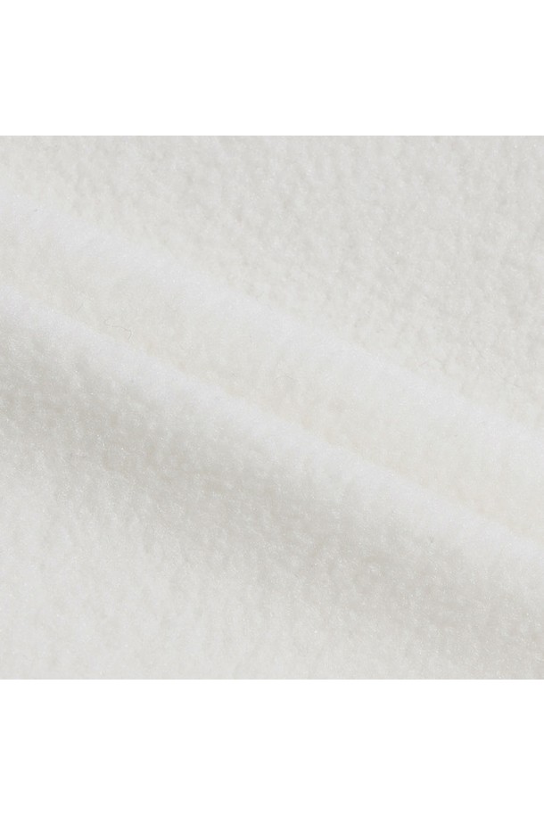 남성 골프를 위한 플리스 반집업 티셔츠, CREM(크림) GQ421MTLO2입니다. 부드러운 촉감의 플리스 소재로 제작되어 가을, 겨울 시즌에 따뜻하게 착용 가능합니다. 스포티한 스타일과 미니멀한 디자인이 돋보이며, 레귤러핏으로 편안한 착용감을 제공합니다. 무지 패턴에 긴소매 기장, 반집업 네크라인으로 활동적인 골프룩을 완성합니다. 보온 기능을 갖춘 두꺼운 두께감으로 추운 날씨에도 쾌적하게 라운딩을 즐길 수 있습니다.
