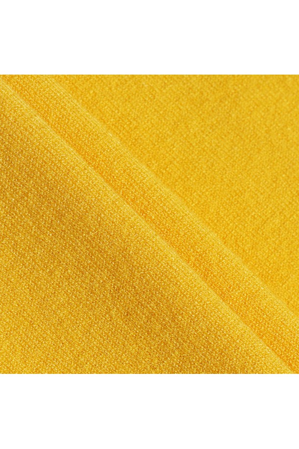 여성 에센셜 방풍 스웨터(YELW GQ422LKPO9)는 골프 및 일상생활에서 활용 가능한 스포티하고 베이직한 스타일의 여성 스웨터입니다. 봄, 가을 시즌에 적합하며, 부드러운 촉감의 레이온, 폴리에스터, 나일론 혼방 소재로 제작되었습니다. 레귤러핏 라운드넥 디자인에 긴 소매 기장과 무지 패턴이 특징이며, 방풍 기능을 갖춘 실용적인 제품입니다. 에센셜 라인으로 출시되어 미니멀한 스타일을 선호하는 여성분들께 추천합니다.
