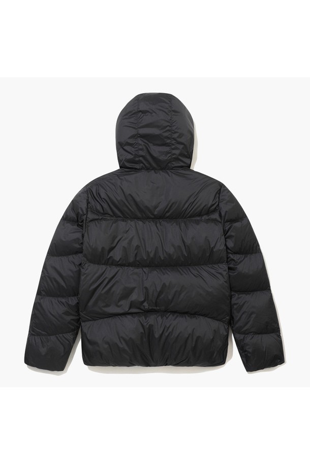 남성 경량 글로시 다운 점퍼 _BLCK GQ421MDJO1은 겨울철 라운딩과 일상에서 모두 활용하기 좋은 다운 점퍼입니다. 무지 디자인에 블랙과 코발트블루 두 가지 색상으로 출시되어 미니멀하고 스포티한 스타일을 연출합니다. 경량 나일론 소재와 오리솜털 80%, 오리깃털 20%의 충전재를 사용하여 가볍고 따뜻하며, 두꺼운 두께감으로 보온성을 높였습니다. 집업 스타일의 레귤러핏으로 편안하게 착용 가능하며, 글로시한 촉감이 특징입니다. 긴 소매 기장의 크롭 기장 다운 점퍼로, 활동성을 높여줍니다.
