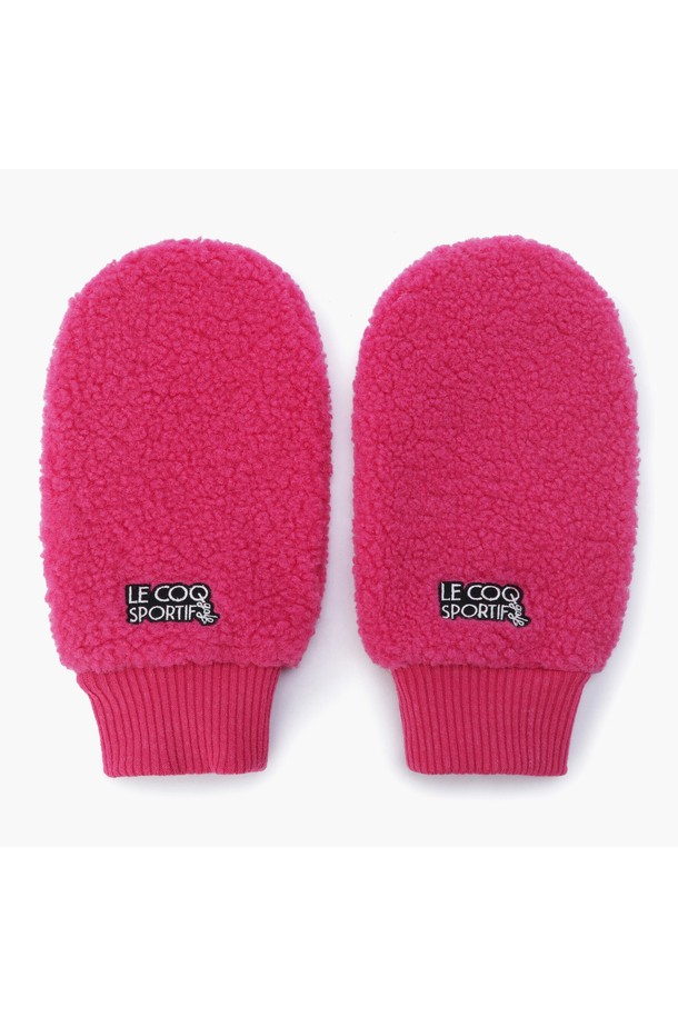 여성 플리스 핸드워머 _HPNK GQ422LSAO4 (HPNK 지큐422LSAO4)는 추운 겨울 날씨에도 따뜻하게 골프를 즐길 수 있도록 돕는 핸드워머입니다. 부드러운 촉감의 플리스 소재로 제작되어 뛰어난 보온성을 제공하며, 스포티한 스타일을 연출합니다. 양손 착용이 가능하여 활동성을 높였으며, 무지 디자인으로 어떤 골프룩에도 잘 어울립니다. 두꺼운 두께감으로 겨울철 야외 활동 시에도 따뜻함을 유지해 줍니다.
