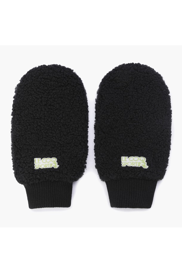 여성 플리스 핸드워머 _BLCK GQ422LSAO4는 부드러운 촉감의 플리스 소재로 제작되어 뛰어난 보온성을 제공하는 겨울철 골프용 핸드워머입니다. 캐주얼 및 미니멀 스타일의 골프룩에 잘 어울리며, 무지 디자인으로 어떤 의상에도 매치하기 용이합니다. 두꺼운 두께감으로 추운 날씨에도 따뜻하게 손을 보호해줍니다. 블랙(BLCK), 크림(CREM), 핫핑크(HPNK) 세 가지 색상으로 출시되었으며, 양손 세트로 구성되어 실용적입니다.
