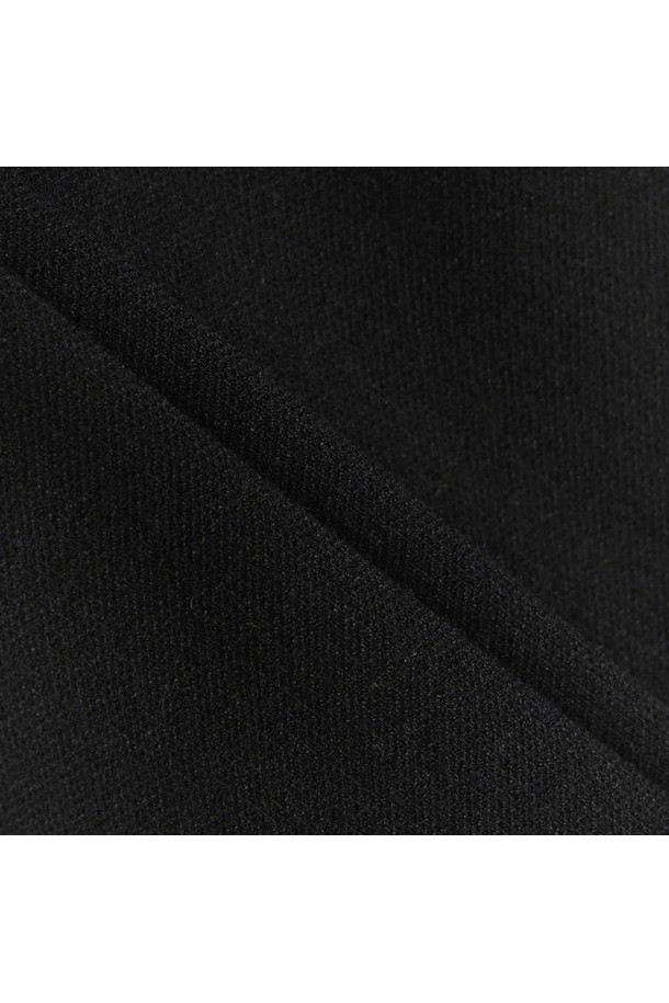 남성 소프트터치 방풍 스웨터 _BLCK GQ421MKPO2는 가을, 겨울 시즌에 골프 및 일상에서 활용하기 좋은 남성용 스웨터입니다. 부드러운 촉감의 레이온, 폴리에스터, 나일론 혼방 소재로 제작되어 편안한 착용감을 선사합니다. 라운드넥, 레귤러핏 디자인에 무지 패턴으로 스포티하면서도 베이직한 스타일을 연출합니다. 특히, 방풍 기능을 갖춰 야외 활동 시에도 따뜻함을 유지해주며, 네온 컬러 포인트와 로고 디테일로 세련된 포인트를 더했습니다. 긴 소매 기장과 두꺼운 두께감으로 보온성을 높였습니다.
