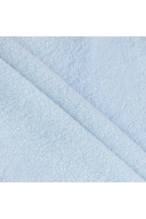 LBLU(엘비엘유) 여성 부클 방풍 긴팔 티셔츠 GQ422LRLO1은 봄, 가을 시즌에 골프 및 일상용으로 활용하기 좋은 여성 티셔츠입니다. 부클 원단으로 제작되어 부드러운 촉감을 선사하며, 레귤러핏과 하프넥 디자인으로 스포티한 스타일을 연출합니다. LBLU, BLCK, LPNK 세 가지 색상으로 출시되었으며, 로고 패턴이 적용되었습니다. 방풍 기능이 있어 쌀쌀한 날씨에도 따뜻하게 착용할 수 있으며, 긴 소매 기장으로 활동성을 높였습니다. 폴리에스터, 아크릴, 레이온, 폴리우레탄, 나일론 등 다양한 소재를 사용하여 기능성과 편안함을 동시에 잡았습니다.
