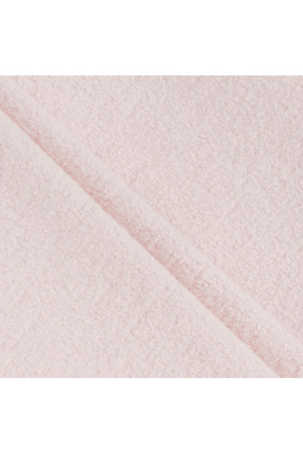 여성 부클 방풍 긴팔 티셔츠(LPNK GQ422LRLO1)는 골프 및 스포츠 활동에 적합한 스포티한 스타일의 긴팔 티셔츠입니다. 부드러운 촉감의 부클 원단으로 제작되었으며, 봄, 가을 시즌에 착용하기 좋습니다. 레귤러 핏의 하프넥 디자인으로 편안함을 제공하며, 방풍 기능을 갖춰 활동적인 움직임에도 쾌적함을 유지해 줍니다. LPNK(연핑크), BLCK(블랙), LBLU(연블루) 3가지 컬러로 출시되어 취향에 맞게 선택할 수 있습니다. 캐주얼, 미니멀 스타일 연출에도 활용 가능하며, 안감이 있어 더욱 따뜻하게 착용할 수 있습니다.
