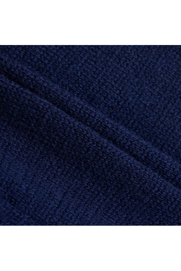 여성 홀리데이 패턴 방풍 스웨터 다크네이비 MQ422LSWN2는 캐주얼, 클래식, 미니멀 스타일을 모두 아우르는 여성 골프웨어입니다. 겨울 시즌에 적합하며, 부드러운 촉감의 모, 폴리에스테르 혼방 소재로 제작되어 따뜻하고 편안한 착용감을 선사합니다. 다크네이비 컬러에 홀리데이 패턴이 더해져 포근한 분위기를 연출하며, 라운드넥과 긴소매 디자인으로 활동성을 높였습니다. 두꺼운 두께감과 방풍 기능, 안감 처리가 되어 있어 겨울철 라운딩 시에도 따뜻하게 몸을 보호해줍니다. 레귤러핏으로 제작되어 편안한 착용감을 제공하며, 일상복으로도 활용 가능합니다.
