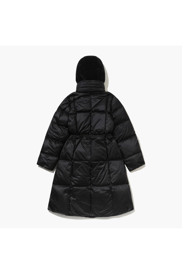 여성 롱 다운 MQ422LJPN1은 겨울철 골프 및 일상 활동에 적합한 블랙 컬러의 롱 다운입니다. 스포티하면서도 미니멀한 스타일로, 레귤러 핏의 긴소매 디자인입니다. 부드러운 촉감의 나일론, 폴리에스터 혼방 소재에 거위 솜털 충전재를 사용하여 보온성과 경량성을 동시에 갖췄습니다. 지퍼형 여밈 방식에 두꺼운 두께감으로 추운 날씨에도 따뜻하게 착용할 수 있으며, 안감은 나일론으로 마감되었습니다. 무지 디자인으로 다양한 스타일 연출이 용이합니다.
