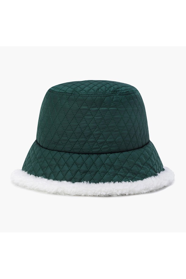 여성 패디드 퀼팅 버킷햇 딥그린 MQ422LCPO6는 겨울철 라운딩을 위한 클래식하고 캐주얼한 스타일의 모자입니다. 7.5cm 챙 넓이로 햇빛을 효과적으로 가려주며, 딥그린 컬러와 퀼팅 패턴이 고급스러운 분위기를 더합니다. 보온성을 높여주는 두꺼운 폴리에스터 소재와 패딩, 퍼 디테일 마감으로 추운 날씨에도 따뜻하게 착용할 수 있습니다. 골프룩에 포인트 아이템으로 활용하여 스타일리시함을 연출해보세요.
