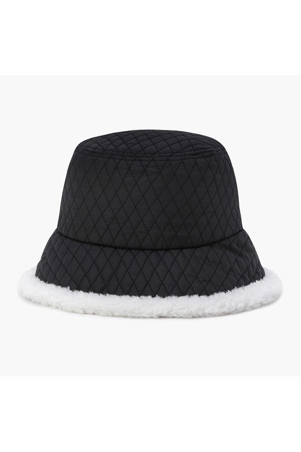 여성 패디드 퀼팅 버킷햇 블랙 MQ422LCPO6는 겨울철 골프 라운딩을 위한 방한 모자입니다. 부드러운 폴리에스터 소재에 퀼팅 디자인과 패딩 디테일로 보온성을 높였습니다. 챙 넓이 7.5cm로 햇빛을 효과적으로 가려주며, 버킷햇 스타일로 클래식하고 미니멀한 골프룩을 연출합니다. 컬러는 블랙과 다크 그린 두 가지이며, 두꺼운 두께감으로 따뜻하게 착용할 수 있습니다.
