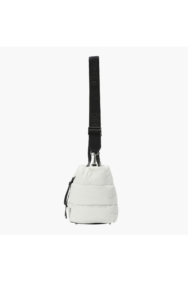 여성 패딩 미니백 DQ42WFBGO2는 가볍고 트렌디한 볼륨감이 돋보이는 미니백입니다. 폴리에스터와 합성가죽 소재로 제작되었으며, 퀄팅 패턴과 패딩 디자인으로 포인트를 주었습니다. 크로스백과 토트백 두 가지 스타일로 연출 가능하며, 데이트룩, 쇼핑룩 등 다양한 TPO에 활용하기 좋습니다. 캐주얼, 미니멀, 클래식 스타일을 즐겨 입는 여성분들께 추천합니다. 가벼운 무게감으로 일상생활에서 편안하게 사용할 수 있습니다.
