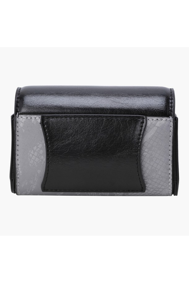 아크먼트(ACMT) 공용 거리측정기 케이스 DQ32MFET82는 골프 활동에 최적화된 스몰 사이즈의 케이스입니다. 폴리에스터, 나일론, 합성가죽 소재로 제작되어 튼튼하며, BLKG와 LGYG 두 가지 색상으로 출시되었습니다. 히든 자석 잠금 방식으로 간편하게 여닫을 수 있으며, 벨트 부착이 가능하여 편리하게 휴대할 수 있습니다. 패턴 디자인과 사각형 모양으로 세련된 외관을 자랑하며, 한 손으로도 쉽게 개폐할 수 있어 사용성이 뛰어납니다. 골프 거리측정기를 안전하게 보관하고 스타일리시하게 연출해 보세요.
