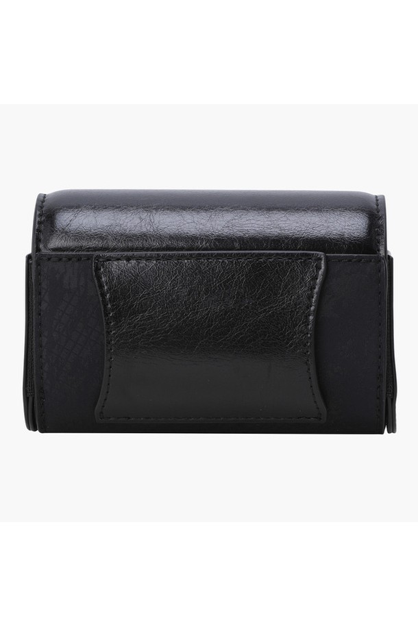 아크먼트(ACMT) 공용 거리측정기 케이스 DQ32MFET82는 골프 용도로 제작된 스몰 사이즈 케이스입니다. 폴리에스터, 나일론, 합성가죽 소재에 패턴 무늬가 적용되었으며, BLKG, LGYG 두 가지 색상으로 출시되었습니다. 히든 자석 디자인의 사각형태로, 한 손으로 간편하게 여닫을 수 있는 자석형 잠금 방식을 갖췄습니다. 벨트에 부착하여 사용할 수 있으며, 2025년 07월에 출시된 중국 제조 상품입니다.
