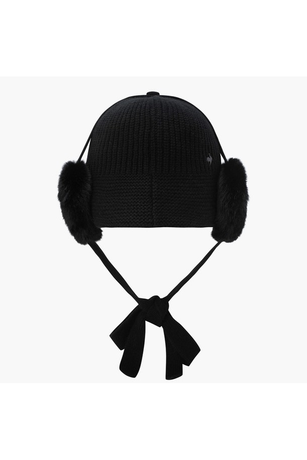 여성 니트 귀달이 버킷햇 (2WAY) _BLCK GQ422LCPN1은 보온성을 높여주는 겨울 모자입니다. 울, 나일론, 폴리에스터 혼방 소재로 제작되었으며, 챙 넓이는 7.5cm입니다. 귀달이 디자인과 탈부착 기능을 갖춰 다양한 스타일 연출이 가능하며, 클래식하고 미니멀한 골프룩에 잘 어울립니다. BLCK(블랙)과 CREM(크림) 두 가지 색상으로 출시되었습니다.
