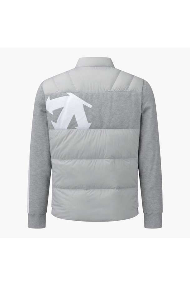 남성 니트 하이브리드 점퍼 DP42MFKOOA는 겨울철 스포츠 활동과 일상에서 모두 활용 가능한 남성용 점퍼입니다. 스포티한 스타일과 미니멀한 디자인으로, 무지 패턴의 레귤러핏을 제공합니다. 부드러운 촉감의 나일론, 레이온, 폴리에스터, 폴리우레탄 혼방 소재로 제작되어 편안한 착용감을 선사합니다. 집업 스타일의 하이브리드 코트 타입으로, 긴 소매 기장과 두꺼운 두께, 보온 기능을 갖춰 추운 날씨에도 따뜻하게 몸을 보호합니다. 특히 골프룩으로 활용하기에 적합하며, 오리솜털과 오리깃털 충전재로 뛰어난 보온성을 자랑합니다.
