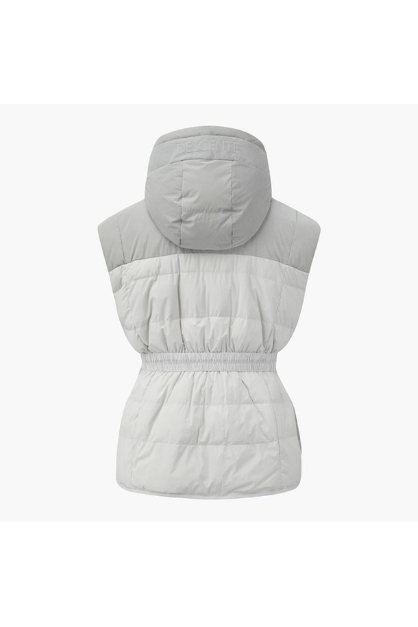 여성 루즈핏 다운 베스트 DQ42WFDVO4는 겨울 시즌, 골프 또는 일상에서 활용하기 좋은 아우터입니다. 엉덩이를 덮는 롱 기장과 루즈핏으로 편안한 착용감을 선사하며, 후드 라이너 탈부착이 가능하여 다양한 스타일 연출이 가능합니다. 은은한 광택감과 무지 디자인이 스포티하면서도 미니멀한 무드를 더합니다. 보온 기능과 체형 커버 기능까지 갖춘 실용적인 제품으로, 부드러운 촉감의 나일론, 거위솜털, 거위깃털 혼방 소재를 사용하여 따뜻함을 유지해 줍니다. 컬러는 BLKG, LGYG 두 가지로 제공됩니다.
