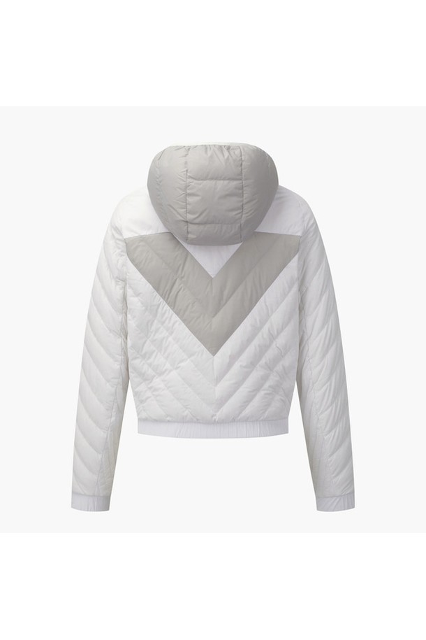 여성 스윙 스피릿 다운 점퍼 DQ42WFDJO5는 겨울철 골프 및 스포츠 활동에 적합한 스포티 스타일의 다운 점퍼입니다. 부드러운 촉감의 나일론, 폴리우레탄, 폴리에스터, 거위솜털, 거위깃털 혼방 소재로 제작되어 보온성이 뛰어나며, 신축성과 활동성을 제공합니다. 탈부착 후드와 넥라인 스트링 디테일, 등판 스피릿 디테일, 스트레치 원단으로 디자인되어 스타일리시하면서도 편안한 착용감을 선사합니다. 숏 기장의 집업 스타일로, 겨울철 데일리룩에도 활용하기 좋습니다. BWTG, LBLG 두 가지 색상으로 출시되었습니다.
