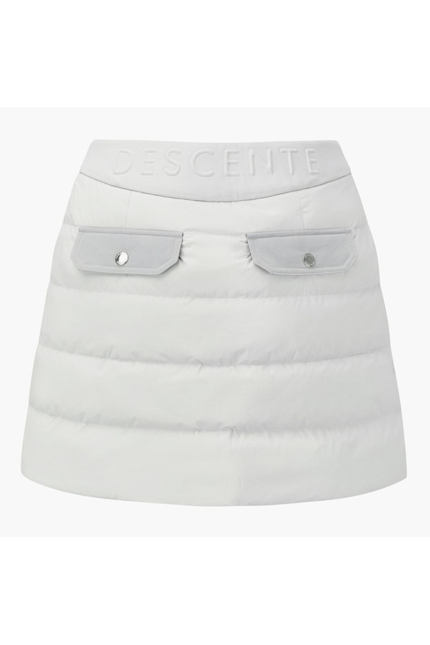 여성 A라인 다운 스커트 DQ42WFSKOC는 겨울철 라운딩과 일상에서 모두 활용 가능한 다운 스커트입니다. 부드러운 촉감의 나일론, 폴리에스터 혼방 소재에 오리솜털과 오리깃털 충전재를 사용하여 보온성과 경량성을 동시에 잡았습니다. A라인 핏으로 다리 라인을 더욱 슬림하게 연출하며, 지퍼형 여밈 방식으로 편안하게 착용할 수 있습니다. 무지 디자인에 블랙(BLKG), 라이트 그레이 옐로우(LGYG) 두 가지 컬러로 출시되어 스포티하면서도 미니멀한 스타일을 연출합니다. 모스코비 충전재를 사용하여 보온성을 높였으며, 셋업으로도 활용 가능합니다.
