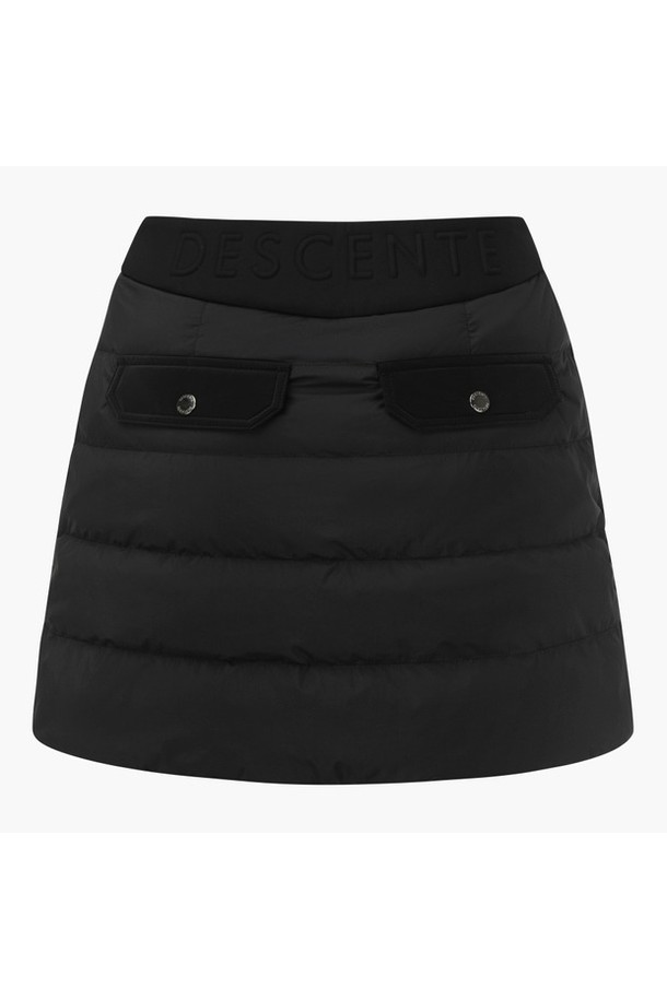 여성 A라인 다운 스커트 DQ42WFSKOC는 겨울철 라운딩과 일상에서 모두 활용 가능한 다운 스커트입니다. 미니멀하고 스포티한 스타일로, 나일론, 폴리에스터, 오리솜털, 오리깃털 혼방 소재를 사용하여 부드러운 촉감과 뛰어난 보온성을 제공합니다. 두꺼운 두께감의 A라인 핏으로, 엉덩이를 덮어주는 디자인이 특징이며, 경량 소재로 활동성을 높였습니다. 겉감은 무지 패턴이며, 지퍼형 여밈 방식과 패딩 안감으로 편안한 착용감을 선사합니다. 모스코비 충전재를 사용하여 보온성을 극대화했으며, 셋업으로 다양한 스타일 연출이 가능합니다.
