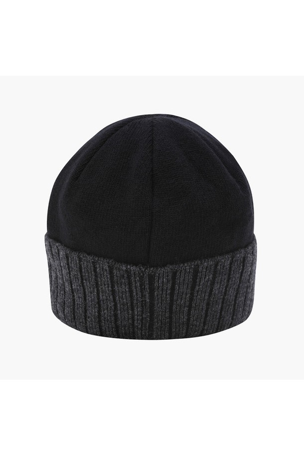 아크먼트(ACMT) 남성 챙 비니캡 DQ42MFCPO1는 가을, 겨울 시즌에 착용하기 좋은 남성용 비니캡입니다. 울, 나일론, 캐시미어, 아크릴 혼방 소재로 제작되어 부드러운 촉감과 뛰어난 보온성을 제공합니다. 챙 디자인과 무지 패턴은 클래식, 미니멀, 캐주얼 스타일 모두에 잘 어울리며, 골프룩과 출근룩에 포인트를 줄 수 있습니다. 모자 깊이는 일반적이며, 챙 넓이는 8cm입니다. 블랙과 그레이 두 가지 색상으로 출시되었습니다.
