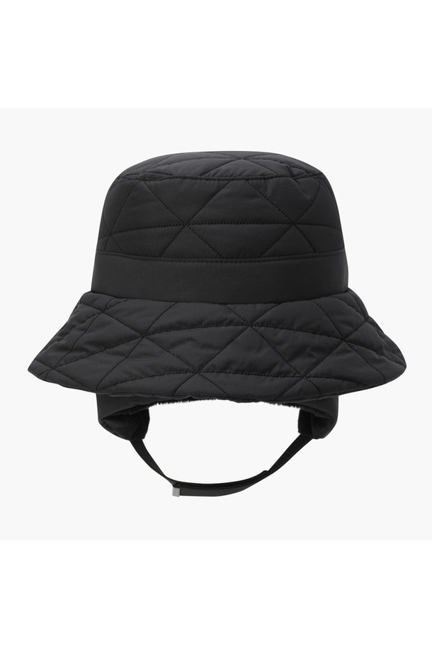 여성 이어워머 탈부착 버킷햇 DQ42WFCPO8은 가을, 겨울 시즌에 착용하기 좋은 모자입니다. 부드러운 폴리에스터 소재에 퀄팅 패턴으로 포근함을 더했으며, 챙 넓이 8cm로 햇빛을 효과적으로 가려줍니다. 탈부착 가능한 이어워머가 있어 보온성과 방한 기능을 갖춰 추운 날씨에도 따뜻하게 착용할 수 있습니다. 클래식, 미니멀, 캐주얼 스타일 모두 소화 가능하며, 골프룩에도 잘 어울립니다. 머리둘레 60cm로 제작되었습니다. 색상은 BLKG, IVYG 두 가지입니다.
