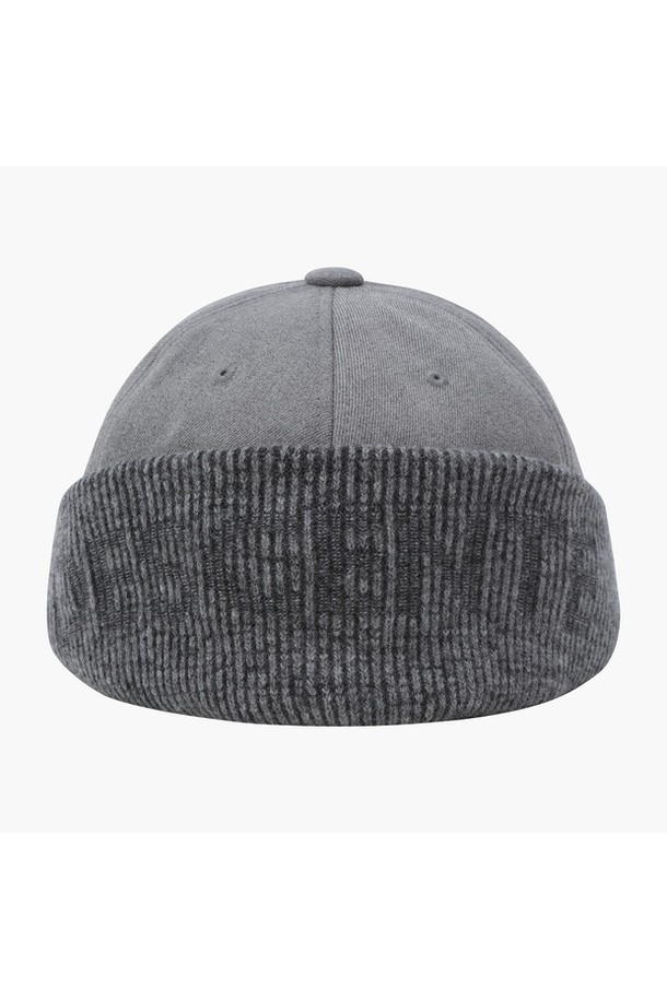 남성 이어워머 일체형 방한캡 DQ42MFCPO3는 겨울철 추위로부터 당신을 보호해 줄 방한 모자입니다. 폴리에스터, 레이온, 폴리우레탄, 아크릴, 울 등 다양한 소재를 혼방하여 보온성을 높였습니다. 챙 넓이 8cm, 두꺼운 두께감으로 제작되었으며, 귀를 덮는 일체형 이어워머 디자인으로 뛰어난 방한 기능을 제공합니다. 심플한 무지 디자인으로 골프룩이나 일상복에 클래식, 미니멀, 캐주얼 스타일 모두 잘 어울립니다.
