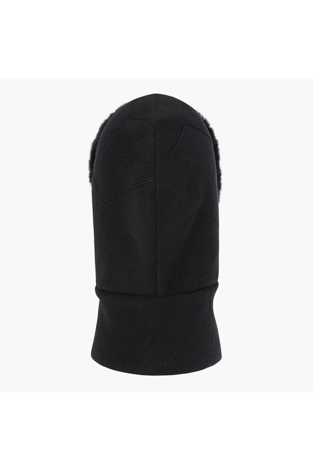 여성 니트 후드 바라클라바 DQ42WFWMO7는 겨울철 보온성을 책임지는 필수 아이템입니다. 부드러운 아크릴과 폴리에스터 혼방 소재로 제작되어 뛰어난 촉감을 자랑하며, 깊이 있는 모자 깊이로 머리와 목 전체를 포근하게 감싸줍니다. 무지 디자인에 퍼 장식이 더해져 캐주얼, 미니멀, 클래식 등 어떤 스타일에도 잘 어울립니다. 착탈의가 편리한 자석 여밈과 두꺼운 두께감으로 따뜻함과 스타일을 동시에 만족시켜줍니다. BLKG, OWTG 두 가지 색상으로 제공됩니다.
