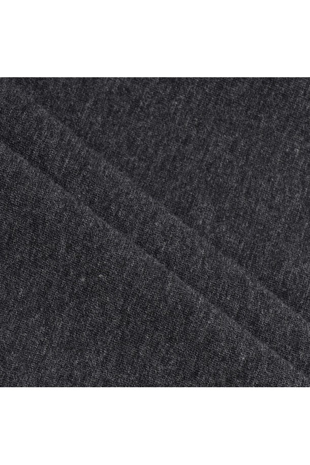 남성용 방풍 기모 티셔츠 차콜그레이 MQ421MTLN1는 가을, 겨울 시즌에 골프 및 일상 활동에 적합한 레귤러핏 긴소매 티셔츠입니다. 부드러운 촉감의 폴리에스터, 면, 폴리우레탄, 아크릴, 울 혼방 소재로 제작되었으며, 겉감은 무지 패턴으로 미니멀하고 스포티한 스타일을 연출합니다. 하프넥 디자인과 두꺼운 두께, 기모 안감으로 보온성을 높였으며, 방풍 기능을 갖춰 추운 날씨에도 따뜻하게 착용할 수 있습니다. 특히 골프룩에 어울리는 디자인으로, 활동적인 움직임에도 편안함을 제공합니다.
