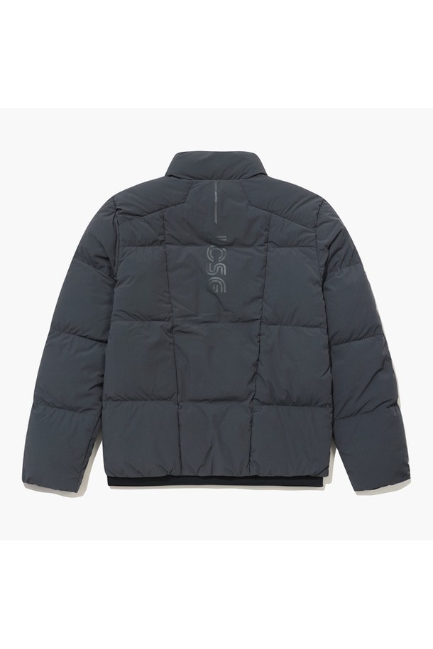 남성용 퀼팅(Quilting) 스트레치 다운 점퍼 STGY GQ421MDJO2 입니다.  겨울철 보온성을 책임지는 두꺼운 두께감의 다운 점퍼로, 골프 및 일상에서 스포티한 스타일을 연출하기 좋습니다.  부드러운 촉감과 신축성으로 편안한 착용감을 제공하며, 레귤러핏 디자인과 집업 여밈 방식으로 활동성을 높였습니다. 퀼팅 패턴과 긴 소매 기장이 특징이며, 나일론, 폴리우레탄, 폴리에스터, 거위솜털, 거위깃털 혼방 소재로 제작되었습니다.
