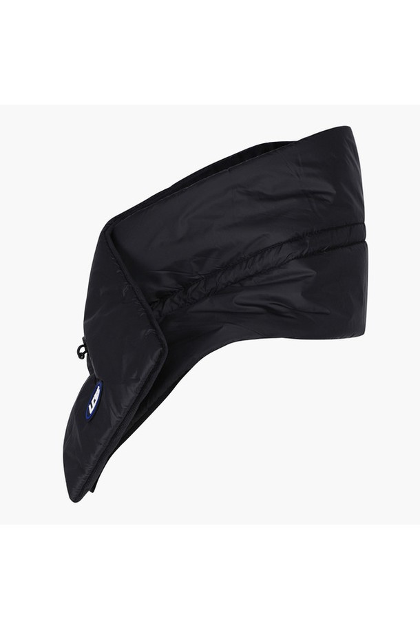 여성용 스트링 패딩 넥워머 BLCK GQ422LSAO3는 겨울철 방한을 위한 필수 아이템입니다. 넉넉한 두께의 폴리에스터 소재 패딩으로 제작되어 뛰어난 보온성을 제공하며, 안감 역시 패딩 처리되어 따뜻함을 더합니다. 스트링 디테일로 포인트를 주어 캐주얼하면서도 미니멀한 스타일을 연출할 수 있으며, 캠핑룩에도 잘 어울립니다. BLCK, HPNK, KHAK 세 가지 색상으로 출시되어 취향에 맞게 선택 가능하며, FREE 사이즈로 편안하게 착용할 수 있습니다.
