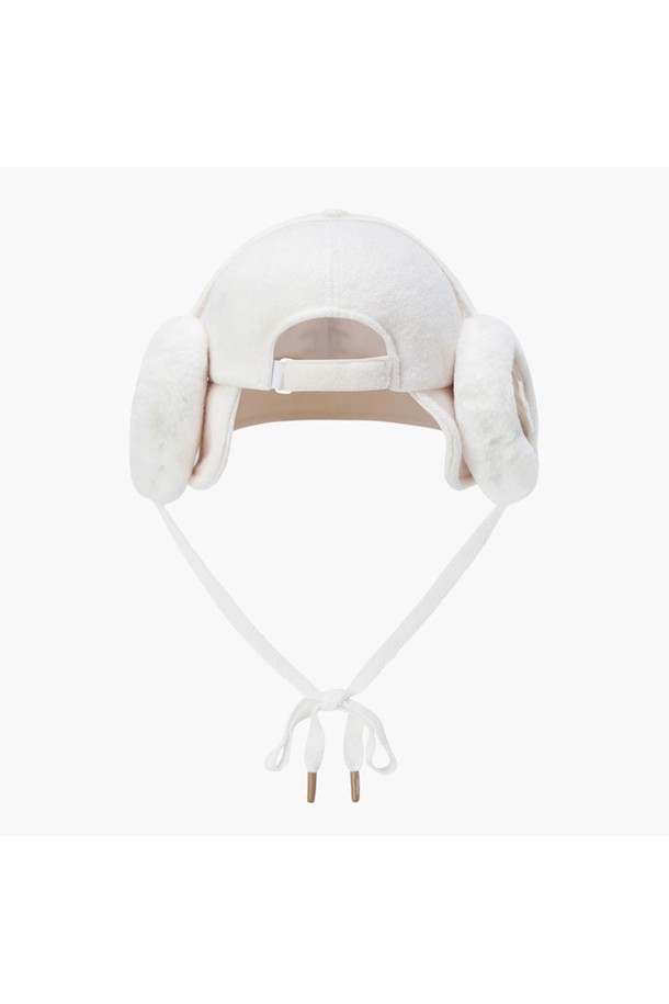 여성 플리스 이어워머 버킷햇 화이트 MQ422LCPN3는 겨울철 골프룩에 어울리는 방한 모자입니다. 부드러운 플리스 소재와 모, 폴리에스터 혼방으로 제작되어 뛰어난 보온성을 제공하며, 귀덮개가 일체형으로 디자인되어 추운 날씨에도 따뜻하게 착용할 수 있습니다. 챙 넓이 7.5cm의 무지 화이트 버킷햇으로, 클래식, 미니멀, 캐주얼 스타일 모두 소화 가능합니다. 두꺼운 두께감과 부드러운 촉감으로 편안한 착용감을 선사하며, 라운딩 시 세련된 스타일을 연출할 수 있습니다.
