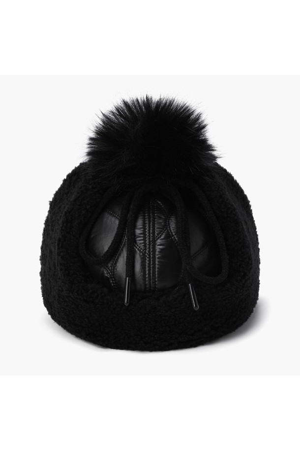 여성 퀼티드 패딩 트루퍼햇 블랙 MQ422LCPN2는 겨울철 보온성을 높여주는 모자입니다. 블랙 컬러에 퀼팅 패턴과 패딩 디자인으로, 클래식, 미니멀, 캐주얼 스타일을 연출하기 좋습니다. 챙 넓이는 6cm이며, 폴리에스터, 폴리우레탄, 솜털 등의 소재로 제작되었습니다. 골프룩, 일상룩에 매치하여 따뜻하고 스타일리시하게 착용할 수 있습니다. 트루퍼 스타일과 퍼 디테일이 돋보이는 모자입니다.
