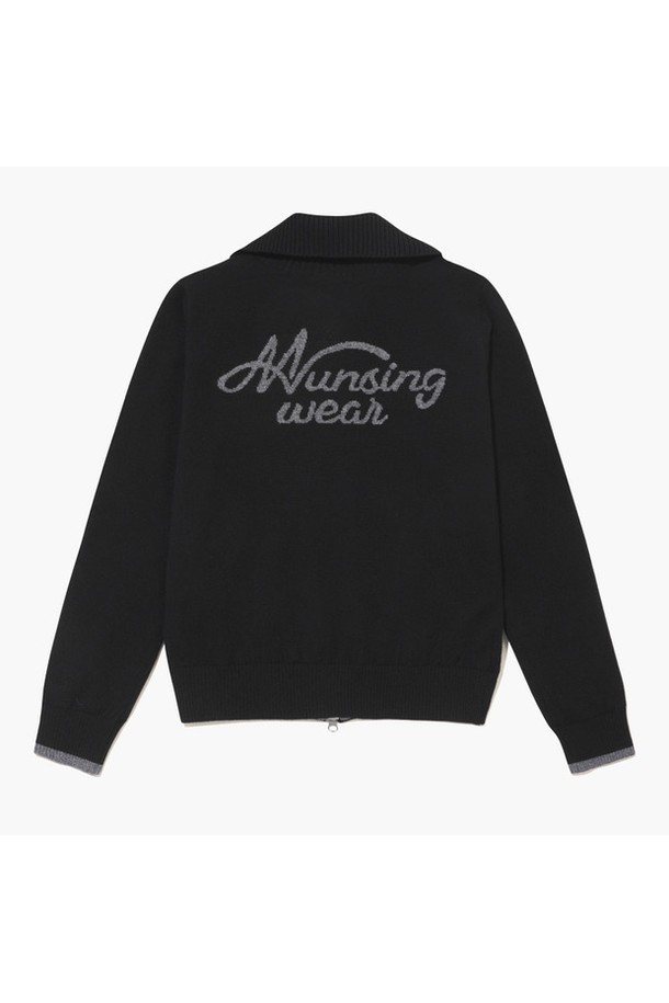 여성 골프 및 스포츠 활동에 적합한 블랙 컬러의 MQ422LSJO2 카라 풀집업 방풍 스웨터입니다. 가을, 겨울 시즌에 어울리는 두꺼운 두께감과 레귤러핏으로 제작되었으며, 모와 폴리에스터 혼방 소재로 보온성을 높였습니다. 스포티한 스타일의 무지 디자인에 긴 소매와 풀집업, 카라 디테일이 더해져 활동적인 느낌을 줍니다. 안감이 있어 더욱 따뜻하며, 방풍 기능으로 추운 날씨에도 쾌적하게 착용할 수 있습니다.
