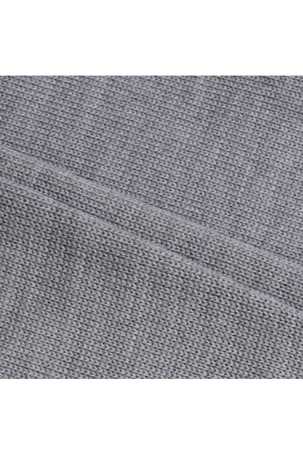 남성 70주년 라운드 스웨터 그레이 MQ411MSWN1는 가을, 겨울 시즌에 착용하기 좋은 남성용 스웨터입니다. 부드러운 촉감의 아크릴과 모 혼방 소재로 제작되어 보온성이 뛰어나며, 레귤러 핏과 라운드넥 디자인으로 클래식하고 스포티한 스타일을 연출합니다. 70주년 기념 에디션으로 로고 패턴이 특징이며, 골프, 일상, 출근룩, 비즈니스 캐주얼 등 다양한 TPO에 활용 가능합니다. 두꺼운 두께감과 긴 소매 기장으로 따뜻함을 더하며, 미니멀한 스타일을 선호하는 남성에게도 적합합니다.
