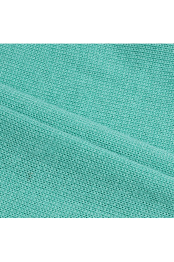 남성 70주년 라운드 스웨터 에메랄드 MQ411MSWN1은 골프 및 일상생활에서 활용하기 좋은 남성용 스웨터입니다. 부드러운 촉감의 아크릴과 모 혼방 소재로 제작되어 가을, 겨울 시즌에 따뜻하게 착용할 수 있습니다. 레귤러핏 라운드넥 디자인에, 두께감 있는 긴소매 스타일로 클래식하면서도 스포티한 무드를 연출합니다. 70주년 기념 에디션으로 로고 패턴이 돋보이며, 골프룩, 미니멀 스타일 연출에 적합합니다. 에메랄드 컬러가 세련된 분위기를 더합니다.
