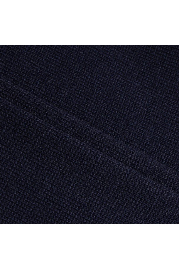 남성 70주년 라운드 스웨터 네이비 MQ411MSWN1은 가을과 겨울에 착용하기 좋은 남성용 스웨터입니다. 부드러운 촉감의 아크릴과 모 혼방 소재로 제작되어 보온성이 뛰어나며, 라운드넥과 레귤러핏 디자인으로 클래식하면서도 스포티한 스타일을 연출합니다. 무지 패턴의 네이비 컬러로 어떤 옷에도 잘 어울리며, 골프 및 일상생활에서 모두 활용 가능합니다. 두꺼운 두께감과 긴소매 기장으로 따뜻하게 착용할 수 있으며, 70주년 기념 제품으로 특별함을 더했습니다. 미니멀한 디자인으로 유행을 타지 않고 오래도록 즐겨 입을 수 있습니다.
