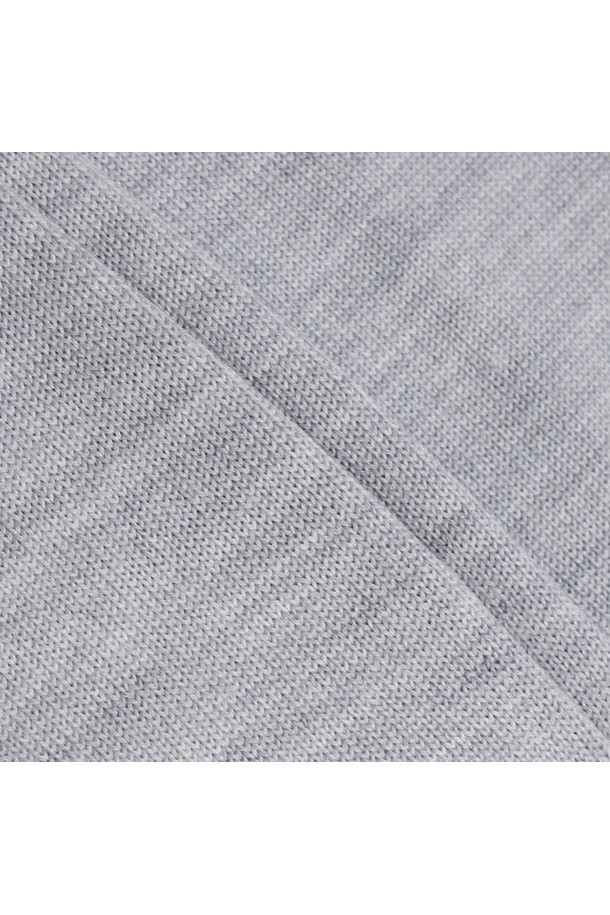 여성 70주년 라운드 스웨터 그레이 MQ412LSWN1은 골프 및 일상생활에서 활용하기 좋은 여성용 스웨터입니다. 가을, 겨울 시즌에 적합하며, 부드러운 촉감과 보온성을 제공합니다. 레귤러핏 라운드넥 디자인에 긴 소매 기장으로 제작되었으며, 캐주얼, 스포티, 클래식 스타일을 연출할 수 있습니다. 아크릴과 모 소재를 사용하여 두께감 있는 디자인으로 따뜻하게 착용 가능하며, 70주년 기념 로고와 캐릭터 패턴이 특징입니다. 골프룩으로 활용하기에 적합합니다.
