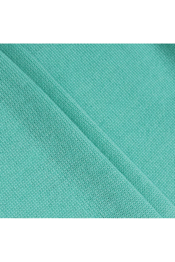 여성 골프룩을 위한 70주년 기념 에메랄드 컬러 라운드 스웨터입니다. 아크릴과 모 혼방 소재로 제작되어 부드러운 촉감을 제공하며, 가을/겨울 시즌에 적합합니다. 레귤러핏에 긴소매, 라운드넥 디자인으로 스포티하면서도 캐주얼한 스타일을 연출합니다. 펭귄 캐릭터 프린트와 로고 패턴이 특징이며, 두께감 있는 소재로 따뜻하게 착용할 수 있습니다.
