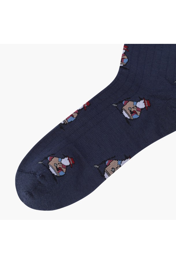 여성 골프룩에 완벽하게 어울리는 70주년 펭귄 자카드 삭스 MQ412LSON1입니다. 네이비 컬러에 신축성이 뛰어난 아크릴, 나일론, 폴리에스터, 모, 폴리우레탄 혼방 소재로 제작되어 부드러운 촉감을 선사합니다. 귀여운 펭귄 캐릭터 자카드 패턴이 돋보이며, 사계절 내내 착용하기 좋은 보통 두께의 양말입니다. 스포티한 스타일을 연출하여 필드 위에서 당신의 개성을 드러낼 수 있습니다. 70주년 기념 디자인으로 특별함을 더했습니다.
