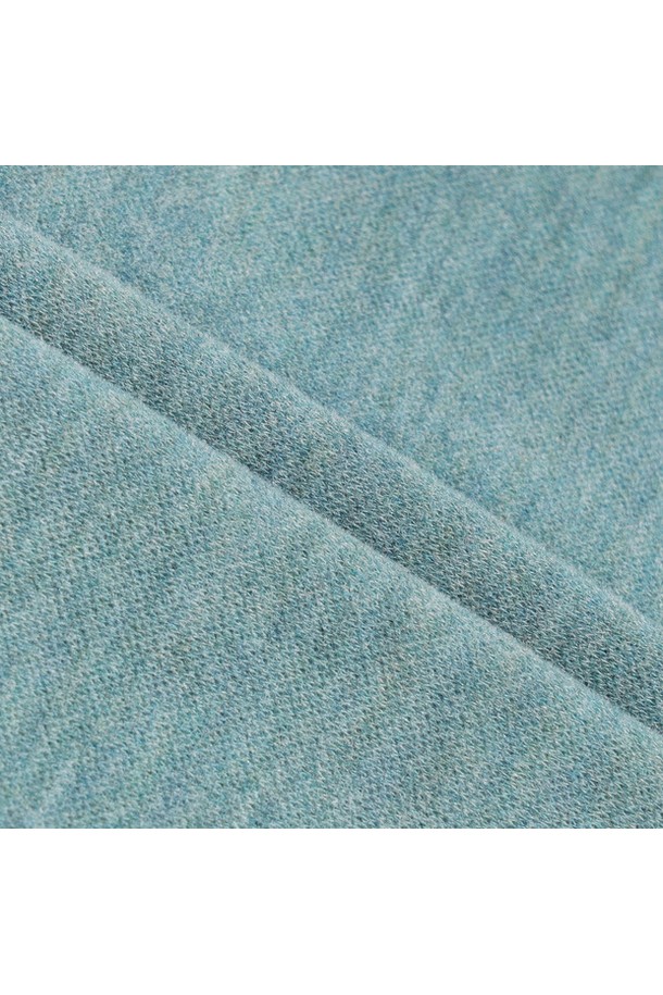 남성 투톤 멜란지 기모 카라 티셔츠 그린 MQ421MTLN2는 가을, 겨울 시즌 골프 및 일상에서 활용하기 좋은 남성용 카라 티셔츠입니다. 부드러운 촉감의 폴리에스터, 레이온, 폴리우레탄 혼방 소재에 기모 안감을 더해 보온성을 높였습니다. 멜란지 투톤 디자인과 레귤러핏으로 스포티하면서도 베이직한 스타일을 연출합니다. 긴 소매 기장과 두꺼운 두께감으로 추운 날씨에도 따뜻하게 착용할 수 있으며, 골프웨어로도 손색없는 활용도를 자랑합니다. 카라넥 디자인으로 클래식한 분위기를 더했습니다.
