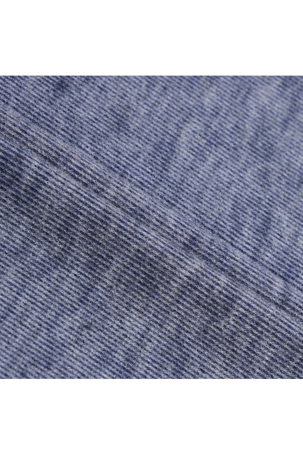 남성 투톤 멜란지 기모 카라 티셔츠 데님블루 MQ421MTLN2는 가을, 겨울 시즌 골프 및 일상에서 활용하기 좋은 남성용 카라 티셔츠입니다. 데님블루 컬러의 멜란지 투톤 디자인으로 캐주얼, 스포티, 클래식한 스타일을 연출할 수 있습니다. 부드러운 촉감의 폴리에스터, 레이온, 폴리우레탄 혼방 소재에 기모 안감을 더해 보온성을 높였습니다. 레귤러핏과 레귤러 기장으로 편안한 착용감을 제공하며, 긴소매 디자인으로 쌀쌀한 날씨에도 따뜻하게 입을 수 있습니다.
